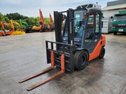 TOYOTA 02-8FD25 FORKLIFT