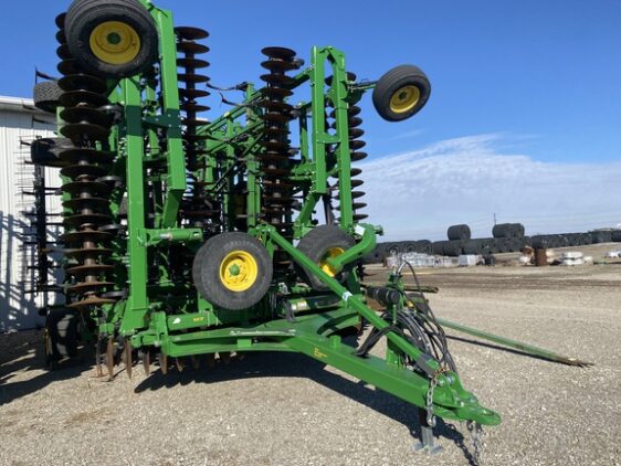 64306737_large_71788-562x422-1 2022 John Deere 2330