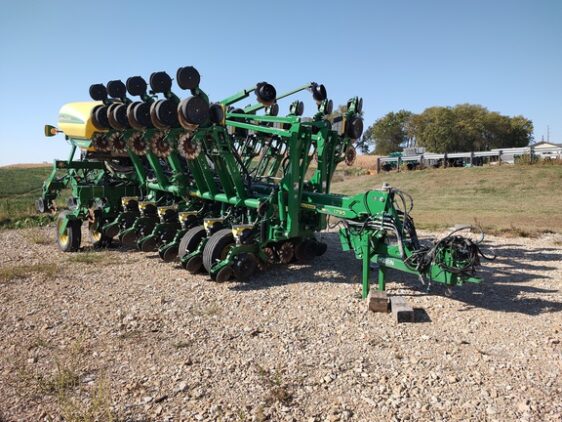 69143594_large_14302-562x422-1 2015 John Deere 1795