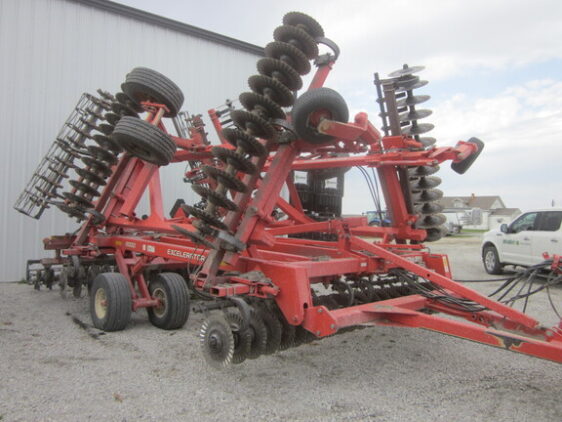 72681608_large_40777-562x422-1 2013 Kuhn Krause 8000-30
