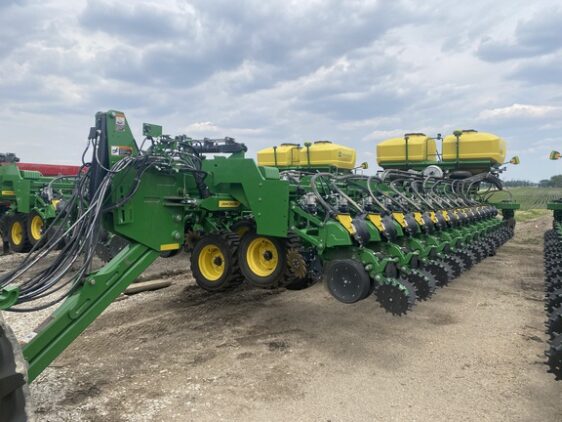 73564532_large_81873-562x422-1 2025 John Deere DB80