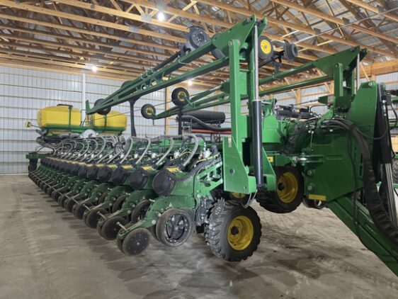 73668771_large_36591-562x422-1 2025 John Deere DB90